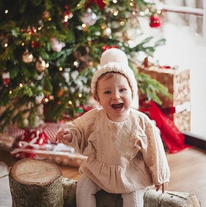 Baby unterm Weihnachtsbaum (Foto von pixabay.de)