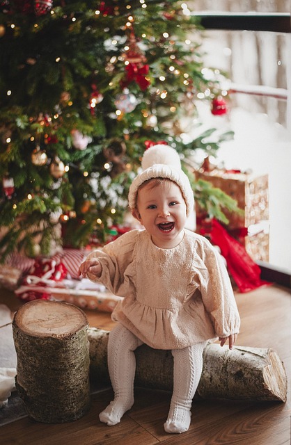 Baby unterm Weihnachtsbaum (Foto von pixabay.de)